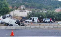 Mersin'de kaza yapan otomobil takla attı: 2 yaralı