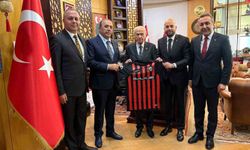 MHP Lideri Bahçeli'ye Süper Lig'e yükselen Çorum FK forması hediye edildi