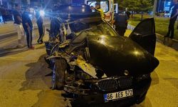Minibüs ve otomobil çarpıştı: 2 kişi yaralandı