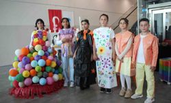 Minik öğrenciler, atıkları kıyafete ve sanat eserine dönüştürüp sergiledi