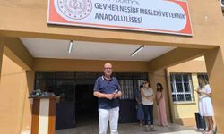 Öğrencilerinden helallik alarak emekliye ayrılan 38 yıllık öğretmene alkışlı veda