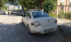 Otomobil, park halindeki araca çarptı: 1 yaralı