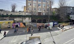 Roma kalıntıları ile modern şehir yaşamı aynı karede