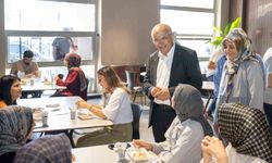 Şehir Kütüphanesi'nde öğrencilere yemek ikramı