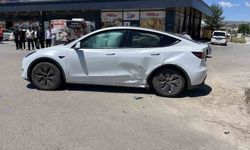 Sivas'ta otomobiller çarpıştı: 3 yaralı