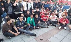 Sultanbeyli Kent Meydanı'nda vatandaşlar milli takım için tek yürek oldular