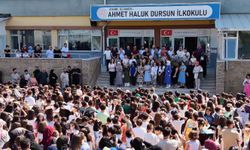 Sultanbeyli'de 37 yıllık öğretmene duygu dolu uğurlama: Öğrencilerinden konfetili sürpriz