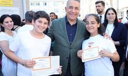 Sultangazi'de Başkan Dursun, öğrencilerin karne heyecanına ortak oldu