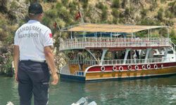 Sürüklenen teknedeki turistleri jandarma tahliye etti