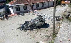 Takla atan otomobil aydınlatma direğine çarptı: 1 yaralı