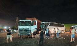Tır ile işçi servisi çarpıştı: 12 yaralı