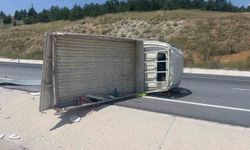 Tuğla yüklü kamyonet devrildi: 4 yaralı