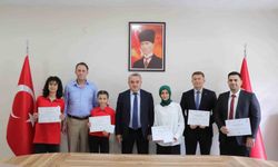 Türkiye derecesi elde eden öğrencilere başarı belgeleri verildi