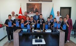 Türkiye üçüncüsü halk oyunları ekibinden Başkan Acar'a ziyaret