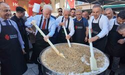 Ümraniye 'Aynı Kazanda, Aynı Gönülde' buluştu: 20 bin kişiye aşure ikram edildi