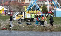 Üniversite öğrencileri, Kura Nehri çevresinde çöp topladı