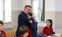 Vali Aydoğdu kendisini okula davet eden öğrencinin sınıfına konuk oldu
