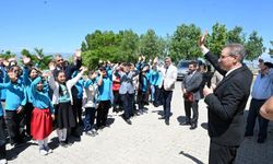 Vali Baruş öğrencilerin karne heyecanına ortak oldu