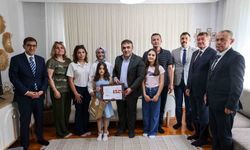 Vali Sözer, evde eğitim gören öğrencilerin karne sevincine ortak oldu