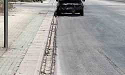 Yol kenarına bırakılan yanmış araç dikkat çekiyor