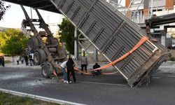 Yozgat'ta tırın dorsesi üst geçide takıldı