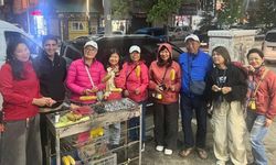 Yüksekova'da Taylandlı turistlere közde mısır ikramı yapıldı