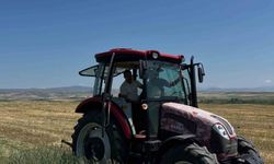 Akyaka Kaymakamı İsmail Demirtaş çiftçilerle hasat yaptı