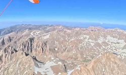 Aladağlar zirvelerini gökyüzünden geçiyorlar