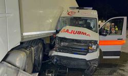 Ambulans ile tır çarpıştı: 6 yaralı