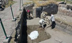Ani Örenyeri'nde 900 yıllık erzak deposu gün yüzüne çıkarıldı