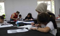 Anne ve çocukları karakalem tezhip çalışması yaptı