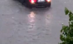 Avrupa yakasında sağanak etkili oldu: Yollar göle döndü, araçlar suda ilerleyemedi