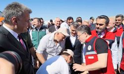 Bakan Yumaklı'dan elini öpmek isteyen çocuğa esprili cevap