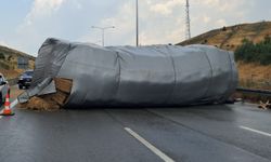 Balıkesir'de saman yüklü tır devrildi, otoyol trafiğe kapandı