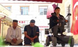 Bayburtlu genç akülü tekerlekli sandalyesiyle cemaatle saf tutuyor: 'Allah'ın huzuruna gitmeye hiçbir engel yoktur'