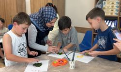 Bilim Atölyesi'nde çocuklar uygulamalı deneylerde bir arada