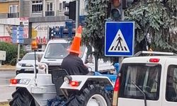 Bolu'da traktör sürücüsünden yağmura karşı 'dubalı' önlem