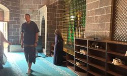 Diyarbakır'da Fransız turistten cami adabı hassasiyeti: Erkek turist bacaklarını tülbentle kapattı