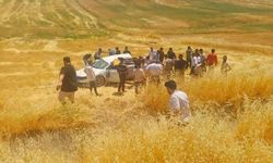 Diyarbakır'da otomobil tarlaya yuvarlandı: 5 yaralı