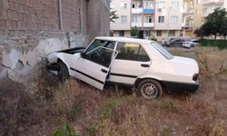 Duvara çarpan otomobilin sürücüsü kayıplara karıştı