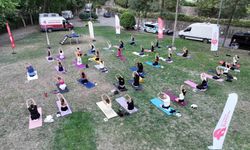 Efeler'de açık hava yoga etkinliği yoğun ilgi gördü
