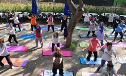 Efeler'de açık havada yoga zamanı