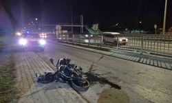 Ehliyetsiz sürücünün kullandığı motosiklet kaldırıma çarptı: 1 yaralı