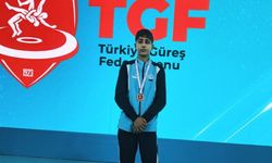 Eleşkirtli Berat Çelik minderde Türkiye şampiyonu oldu
