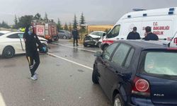 Eskişehir'de yağmur sonrası 3 aracın karıştığı trafik kazası, 2'si ağır 6 yaralı