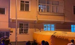 Evinin balkonundan atlamak isteyen şahsı, polisler ikna etti