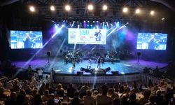 Festival sahnesinde binlerce kişi Ümit Yaşar şarkılarıyla buluştu