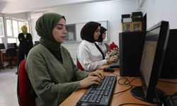 Geleceğin katipleri, klavye kursunda hayallerine hazırlanıyor
