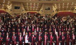 Genç eczacıların mezuniyet sevinci