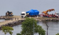 Giresun'da kayalıklara çıkan Sahil Güvenlik botu olay yerinden kaldırıldı